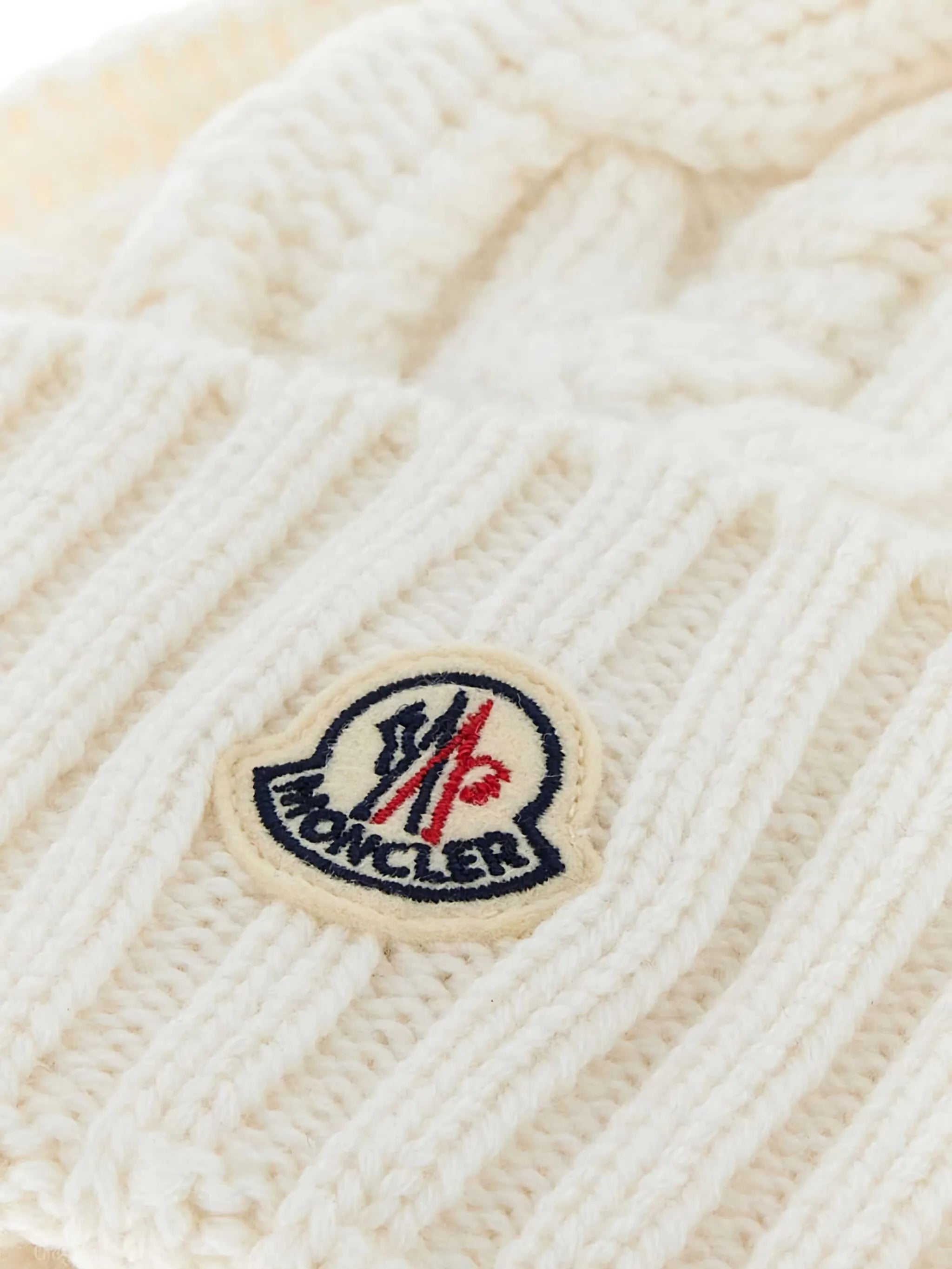 Moncler bonnet en maille torsadée à pompon
